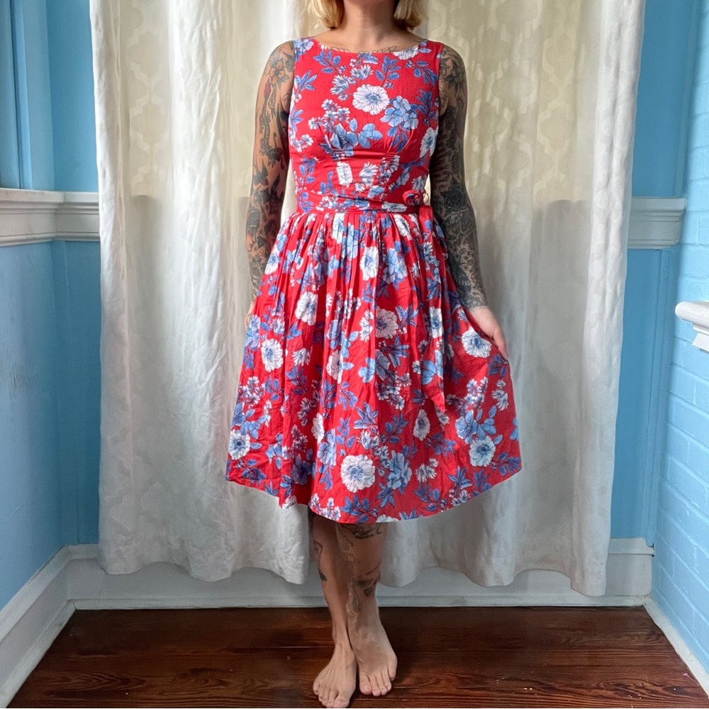 tommy hilfiger snatched red dress with blue florals & attached tie waist size 2